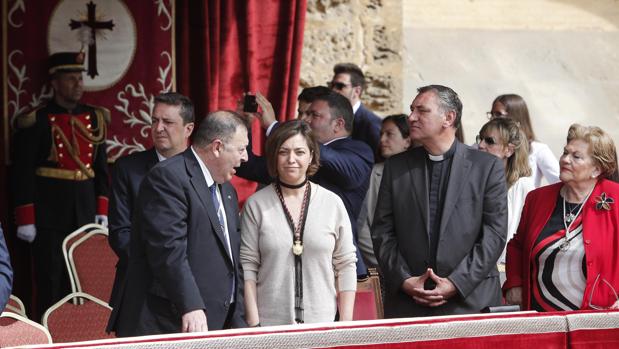 La alcaldesa de Córdoba exalta el paso de las cofradías por el interior de la Mezquita-Catedral