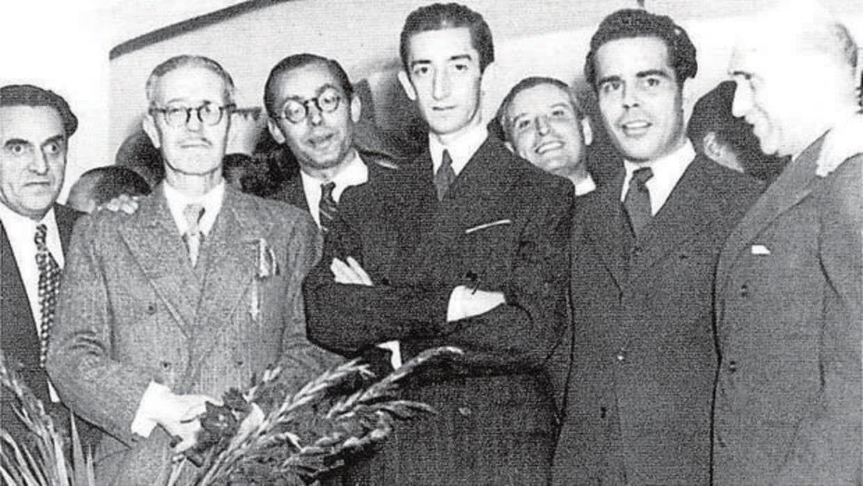 Pedro primero por la izquierda, posa con Antonio Jaén Morente, Manolete, Juan Rejano y Francisco Azorín en 1945