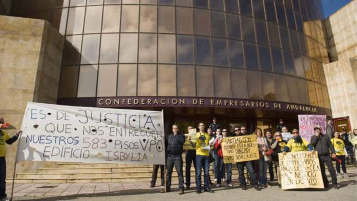 Protesta por la promoción Isbylia, en Sevilla Este, que ocasionó un déficit patrimonial de 26 millones de euros