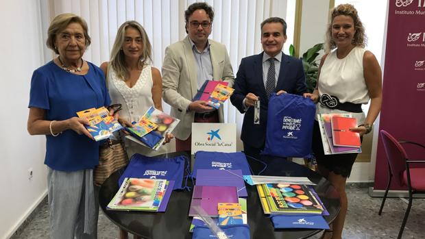 «La Caixa» reparte 7.000 lotes de material escolar gratis