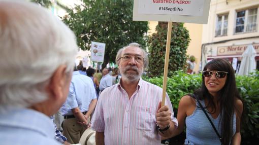 Alfonso Palomares y su hija Elena, ayer en la manifestación