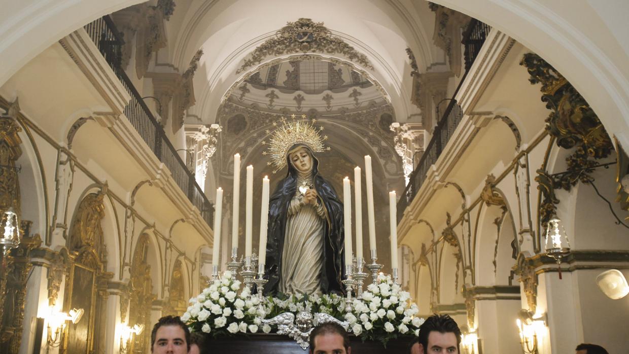 La Virgen de la Caridad, en su rosario vespertino