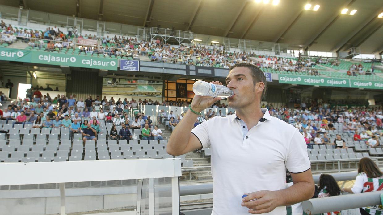 Luis Carrión toma un trago de agua antes de empezar el partido