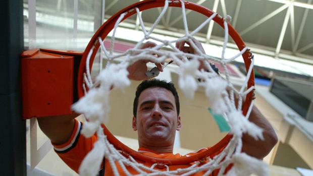 El árbitro cordobés Antonio Conde, en la final del Eurobasket