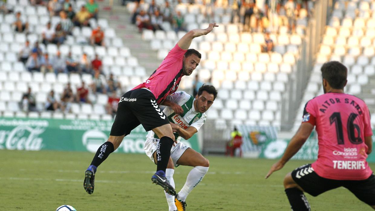 Aguza rodeado de contrarios del Tenerife, este domingo, en El Arcángel