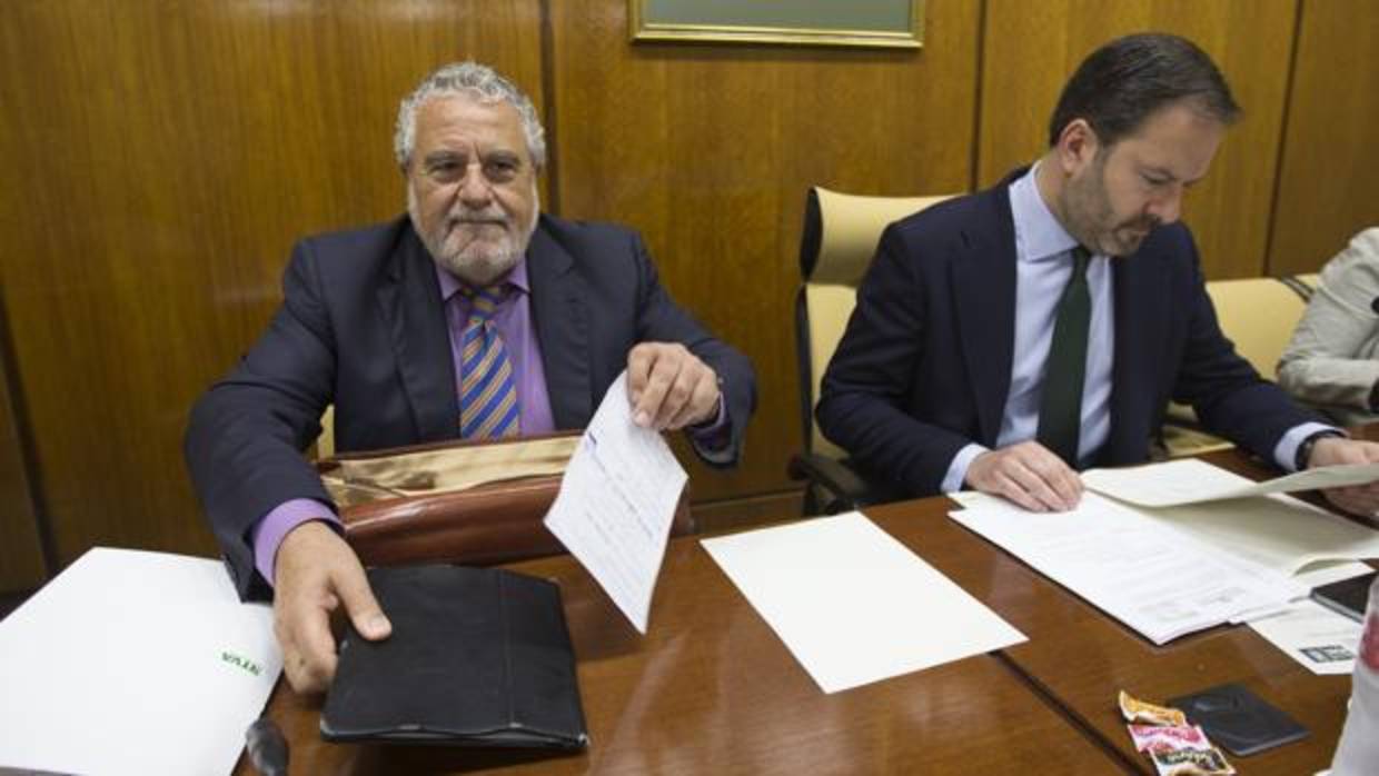 El subdirector general de la RTVA, Joaquín Durán (izquierda) en el Parlamento