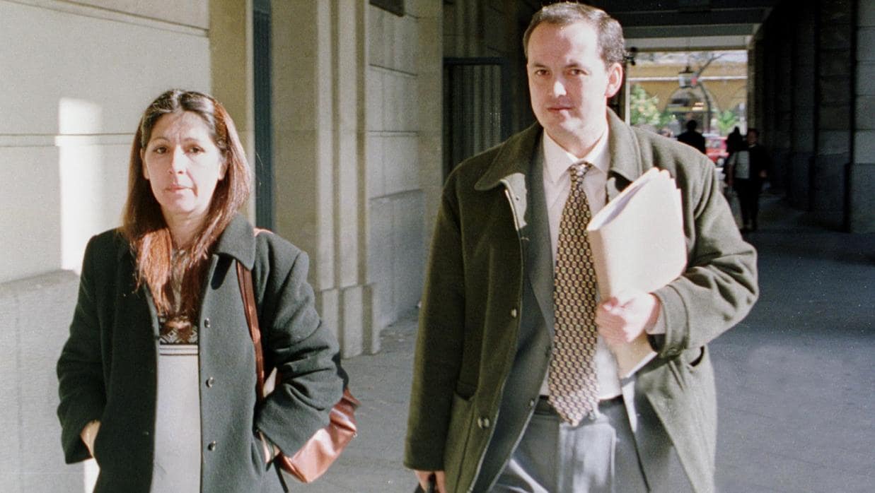 Carmen Fernández junto a su abogado Gabriel Velamazán en los juzgados de sevilla en diciembre de 2000