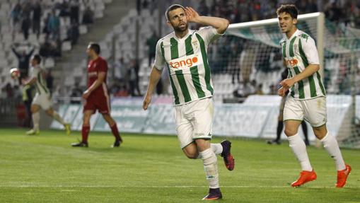 Rodri Ríos desafía a la afición del Córdoba CF con la mano en la oreja