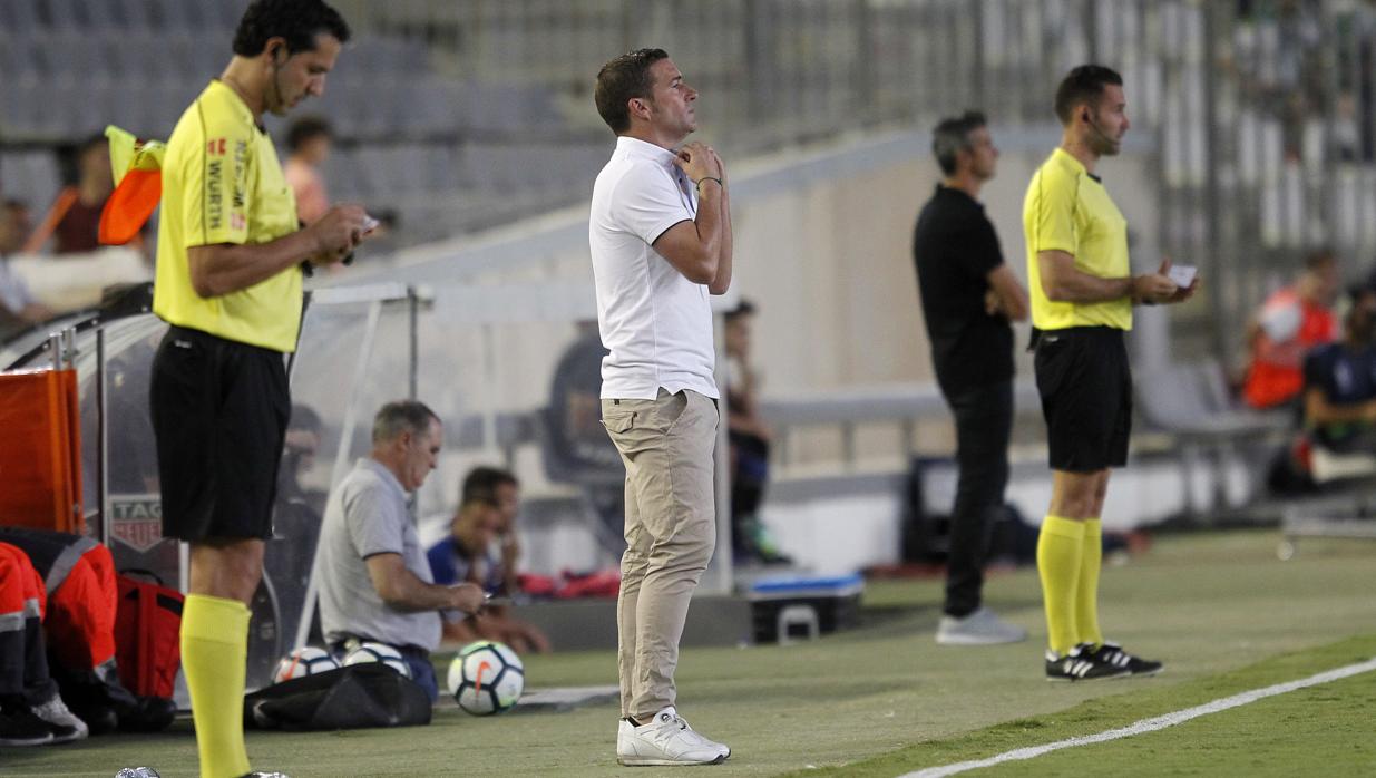 El entrenador del Córdoba CF, Luis Carrión, en la banda el domingo ante el Tenerife