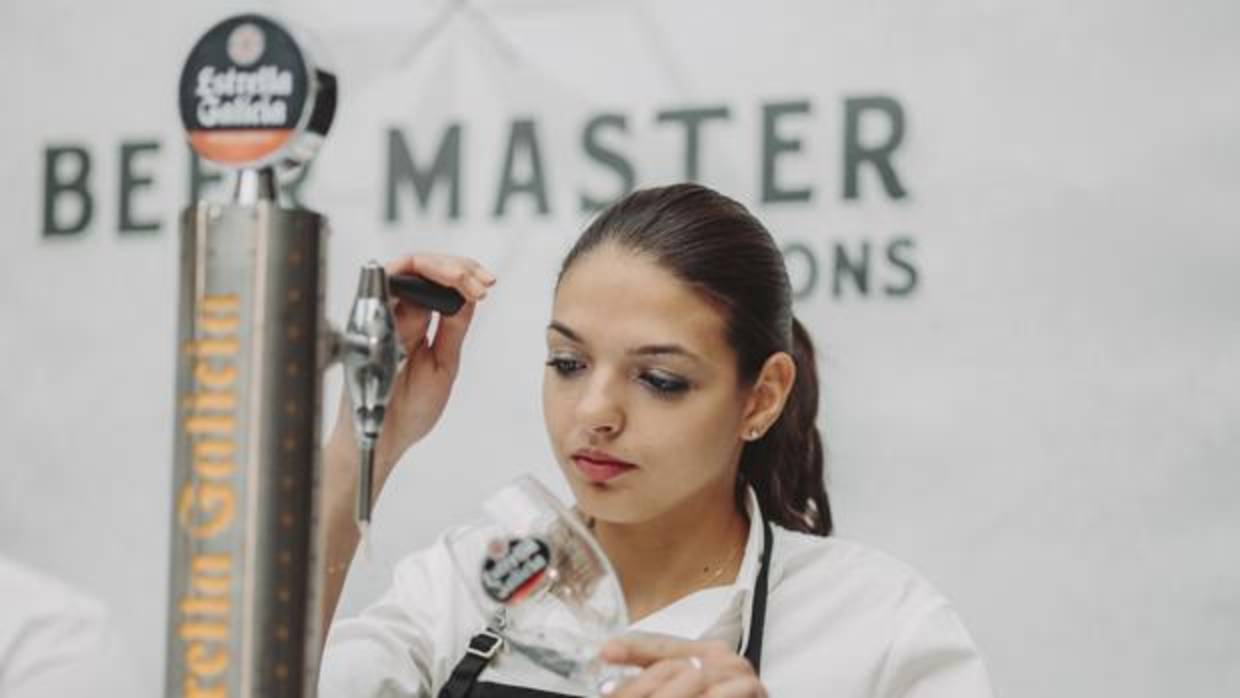 Inmaculada Solano, ante el grifo de cerveza