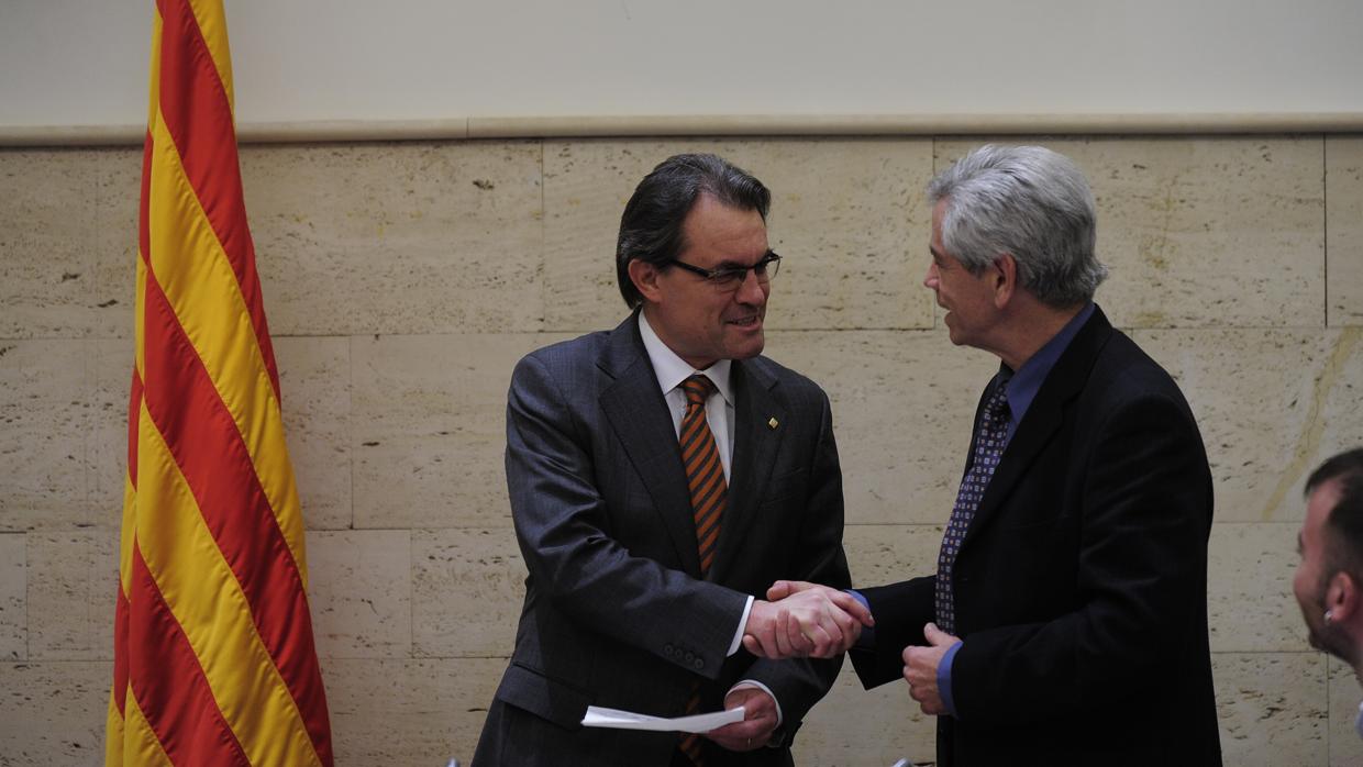 Eduardo Reyes saluda al expresidente de la Generalitat, Artur Mas