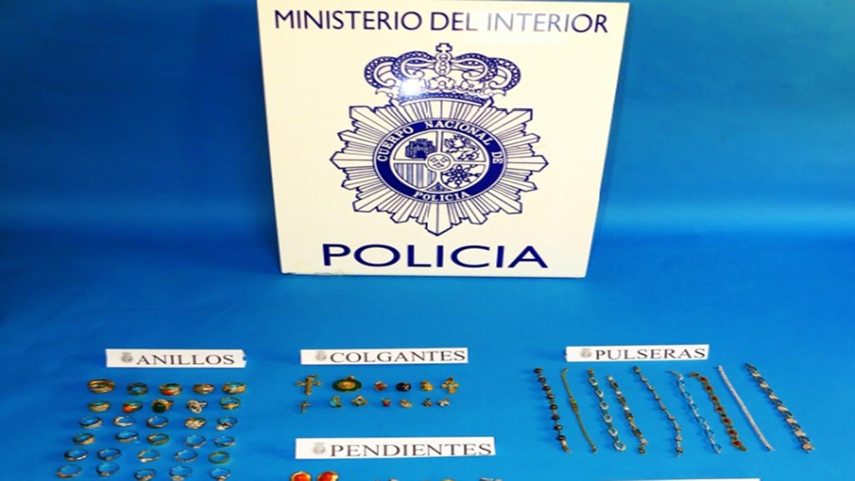 Efectos recuperados por los agentes de la Policía Nacional