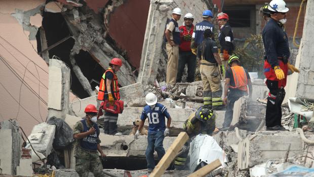 Brigadistas y voluntarios continúan con las labores de rescate tras el terremoto de México