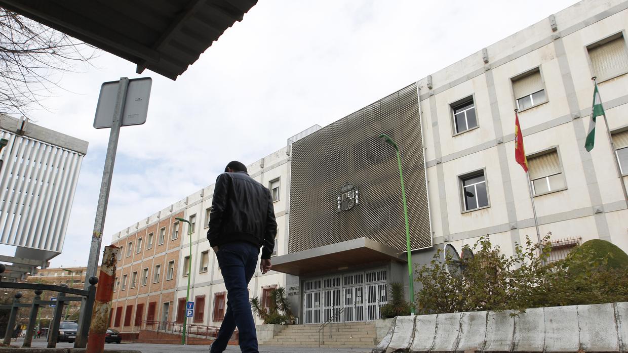 Una persona pasa frente a los juzgados de Córdoba