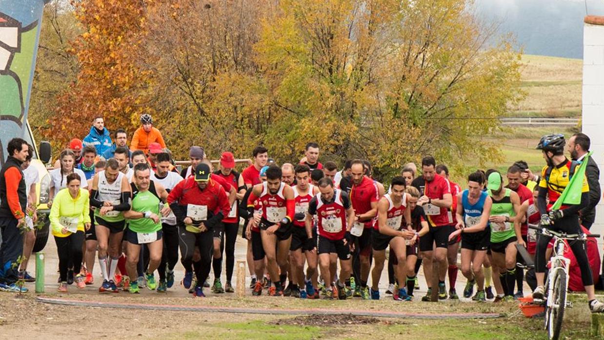 Cientos de corredores toman la salida en una prueba de las Running Series