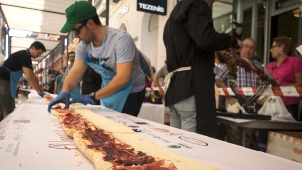 Huelva entra en los Guinness de los Records con el bocadillo de jamón más grande, de 765 metros