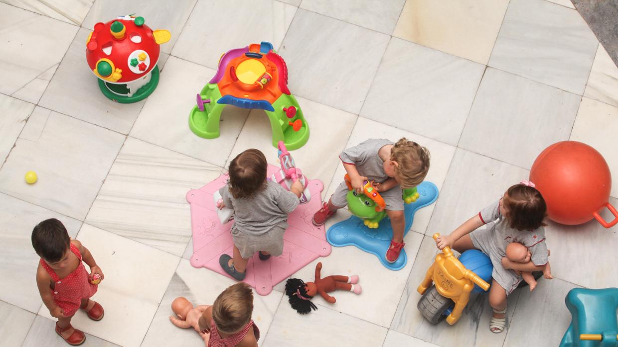 Varios niños en una guardería de la capital el primer día de clase