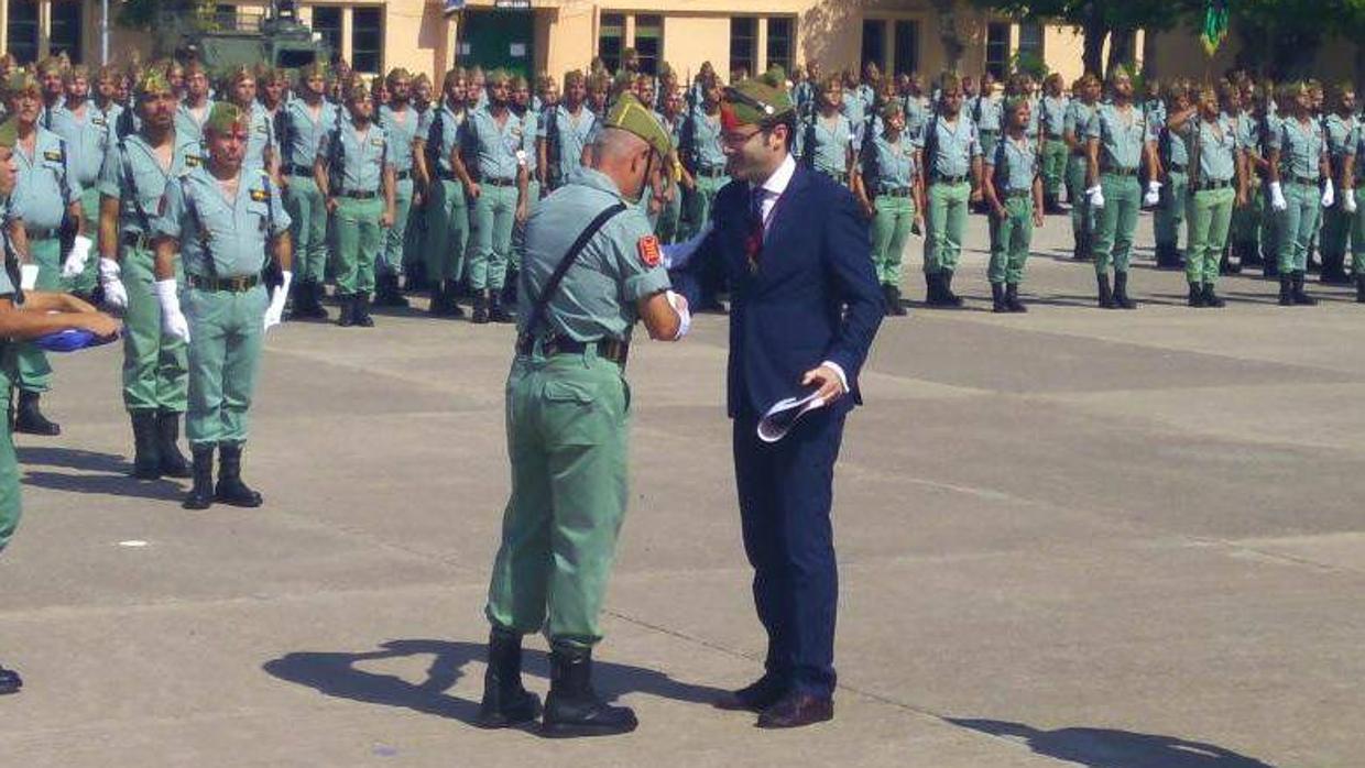 Emilio León, recibiendo la condecoración en Melilla