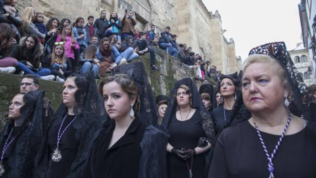 Mujeres de mantilla tras el Santísimo Cristo de la Agonía