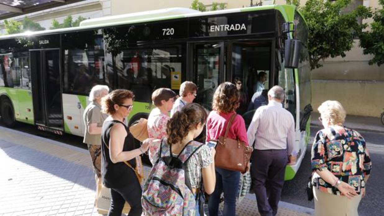 Pasajeros montando en un autobús de Aucorsa en la parada de Las Tendillas