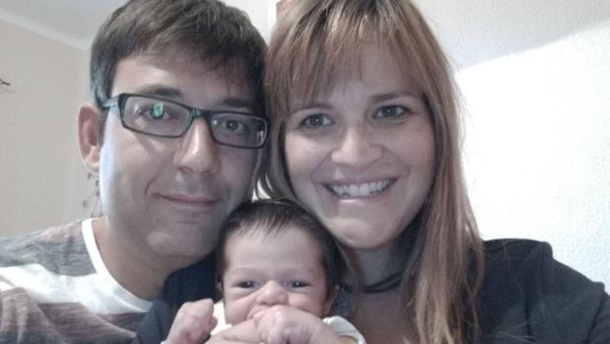 Israel y Ana junto a su pequeño en su domicilio de Sevilla