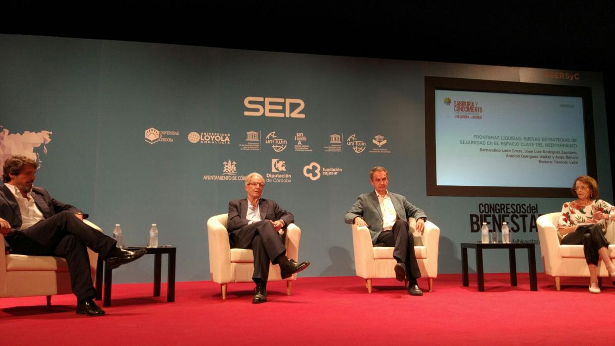 Imagen de los participantes en el debate celebrado durante la clausura del congreso en el Teatro Góngora