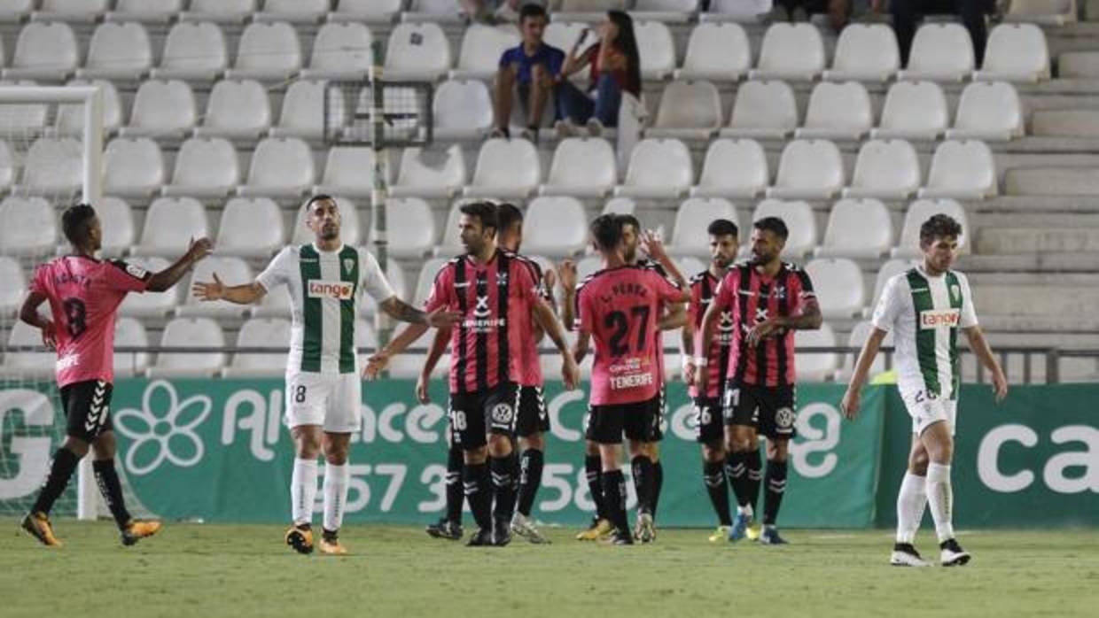 Josema se lamenta tras uno de los goles del Tenerife