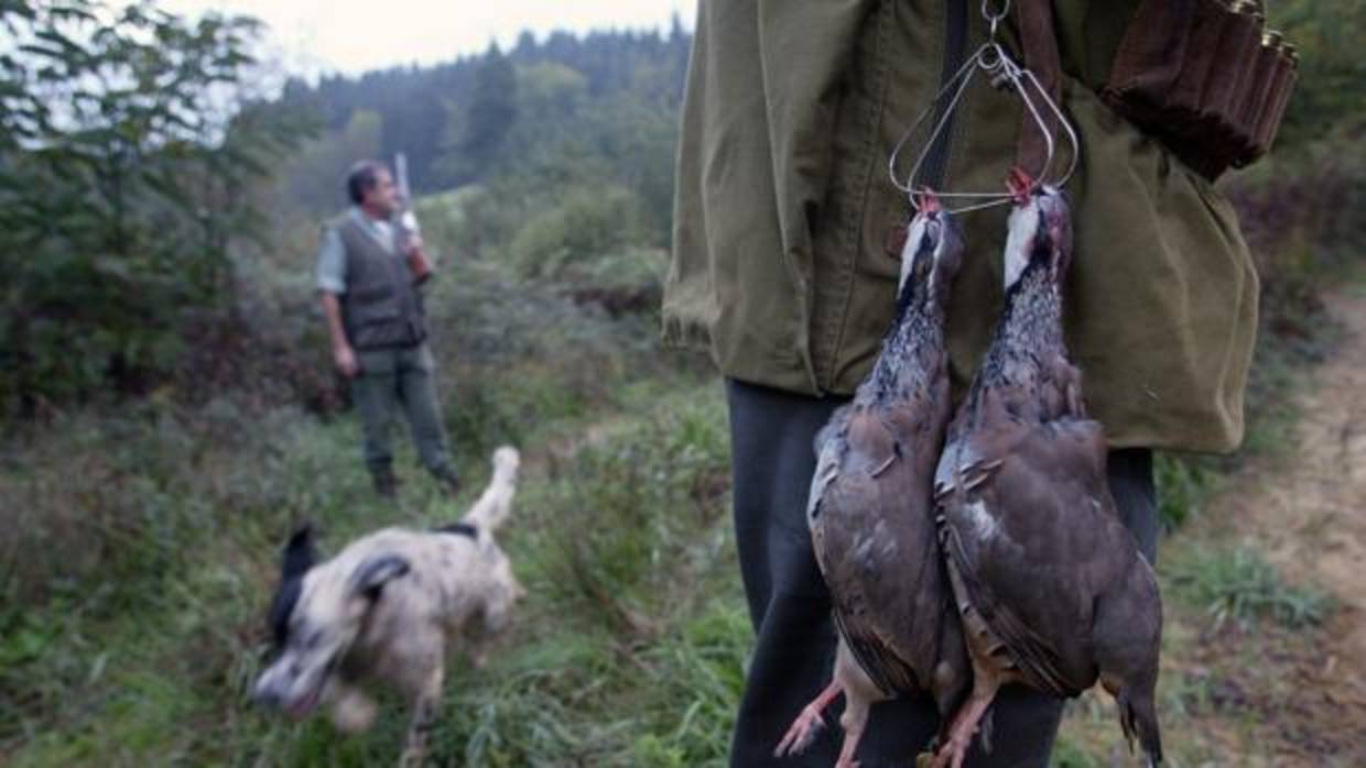 Dos cazadores con sus presas en ristre