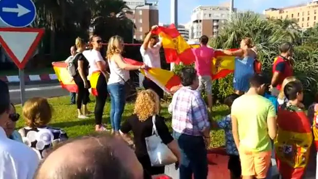 Captura de un vídeo de la despedida de los agentes, ayer, en la capital almeriense.