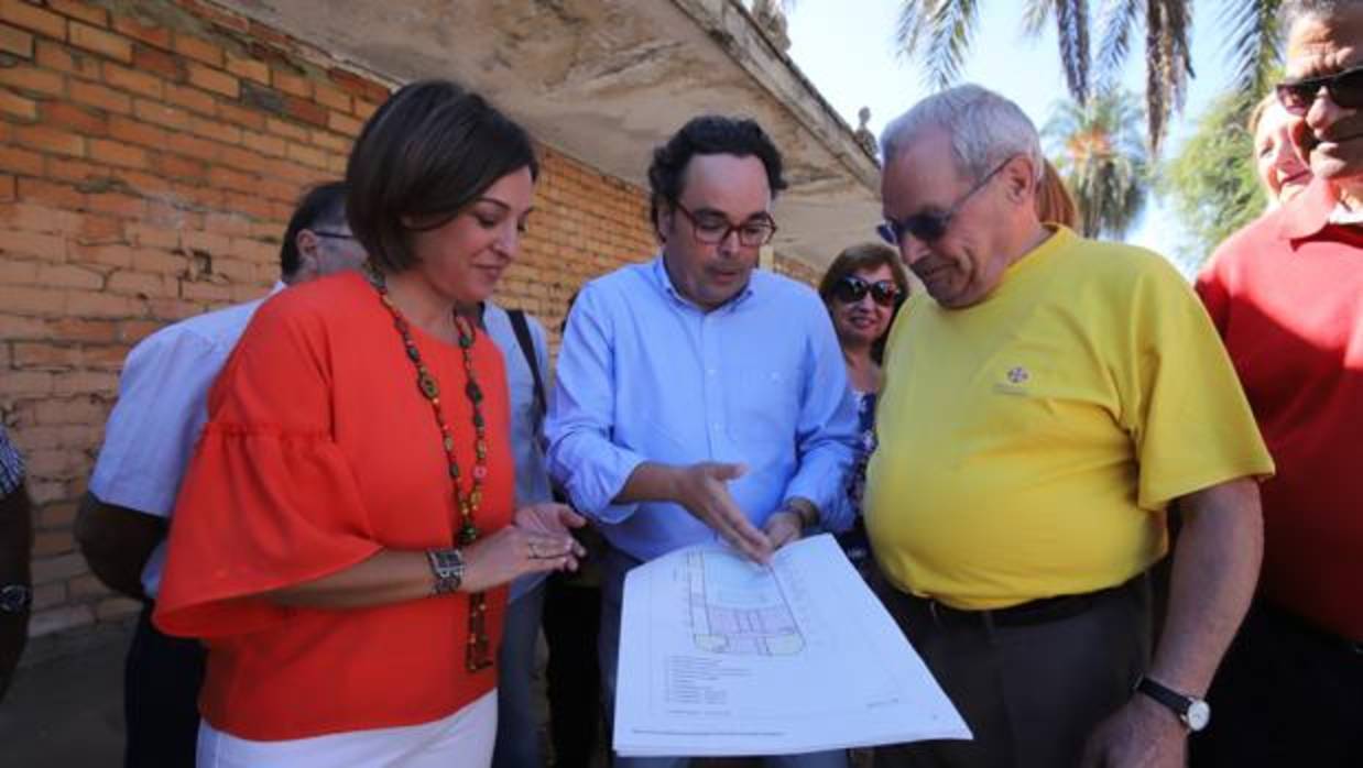 La alcaldesa y Rojas, hoy, junto al Pabellón de la Juventud