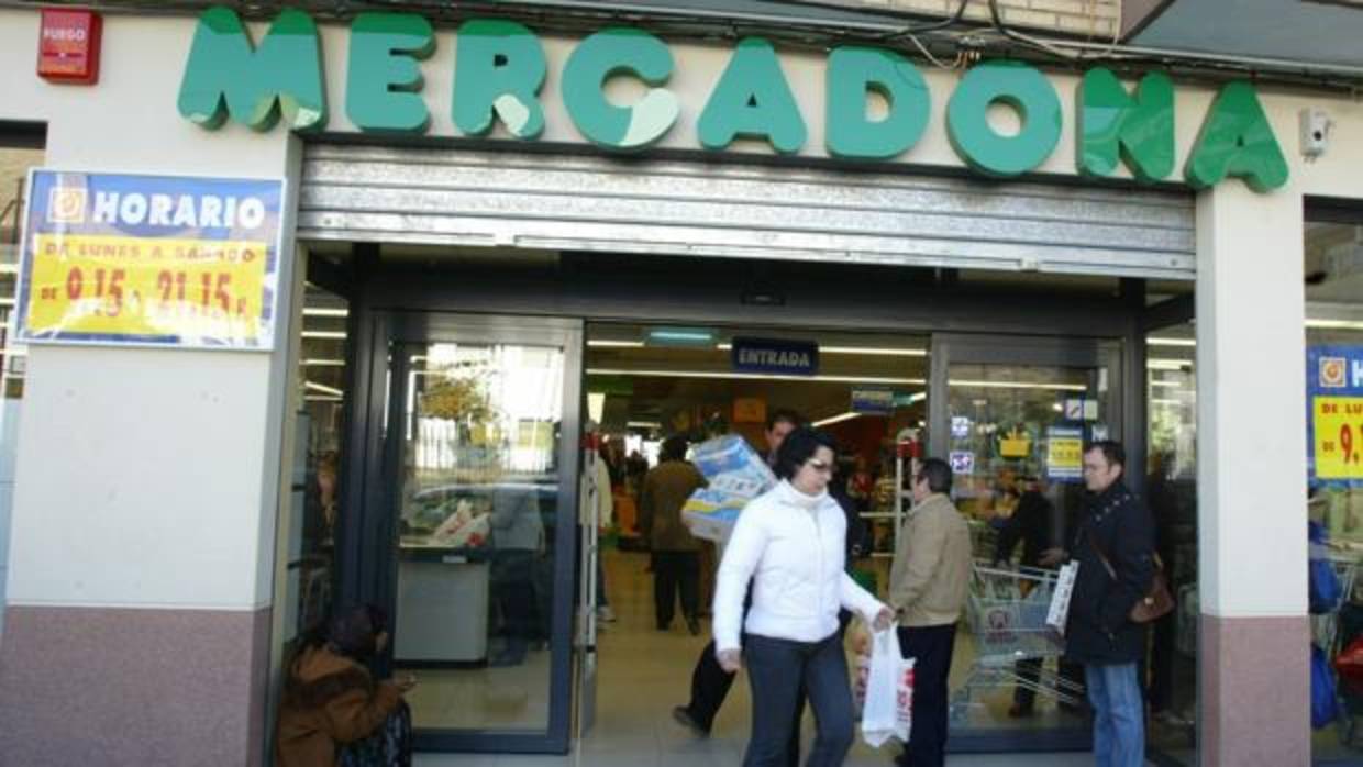 Clientes salen de la cadena de supermercados que bate récords de precios