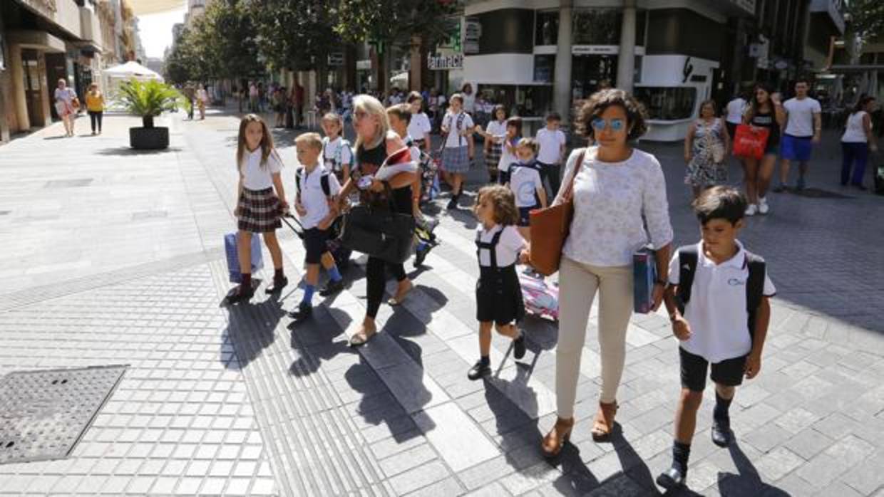 Niños caminando por Cruz Conde de camino a un colegio del Centro