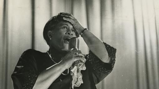 Ella Fitzgerald durante un concierto