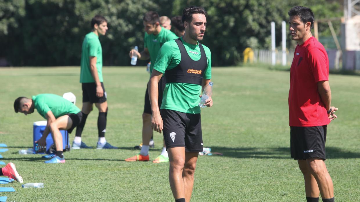 Sergio Aguza toca el cuero en el entrenamiento del Córdoba CF