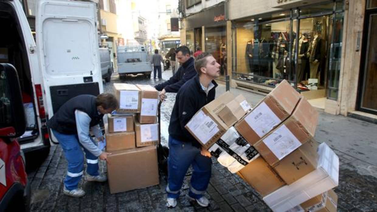 Operarios de transporte en una bocacalle de Cruz Conde