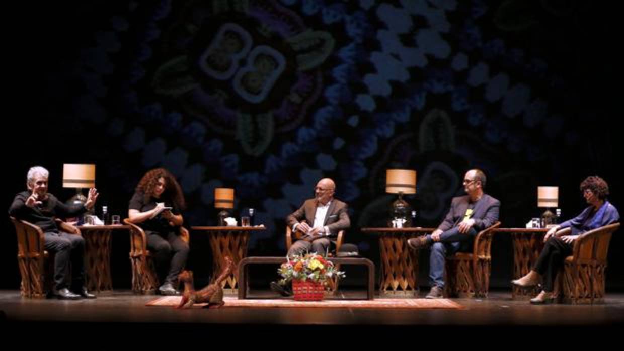 Los escritores participantes en la inauguración de Cosmopoética