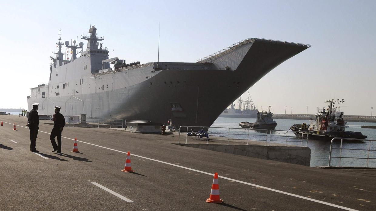 El «Juan Carlos I», atracado en el Puerto de Rota