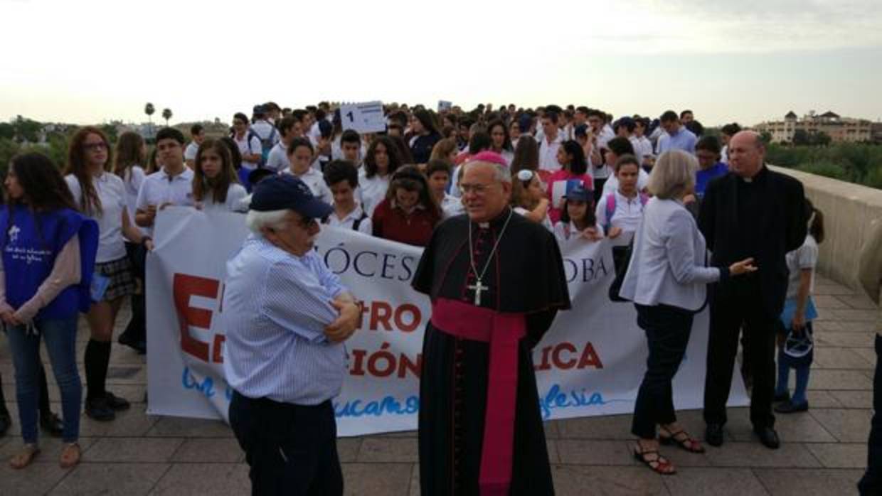 El obispo, esta mañana, junto a los escolares, en el Puente Romano