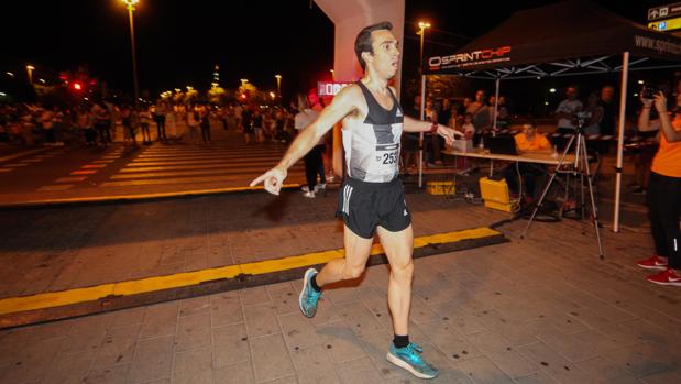 José Caro y Raquel Hernández ganan en la espectacular «Night Running» de Rock FM en Córdoba