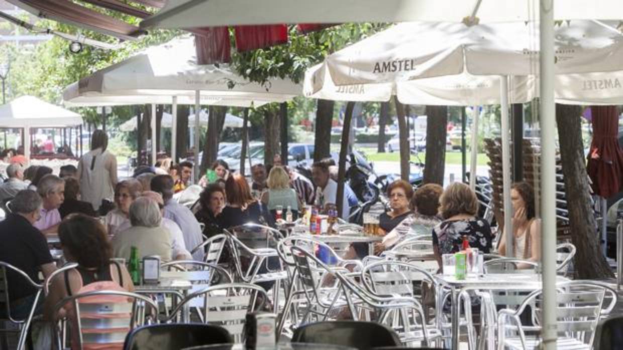 Clientes de un bar con terraza