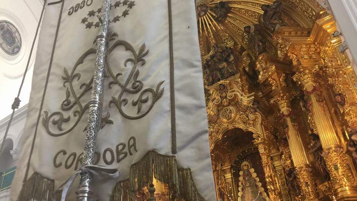 Estandarte de la filial cordobesa ante la Virgen del Rocío