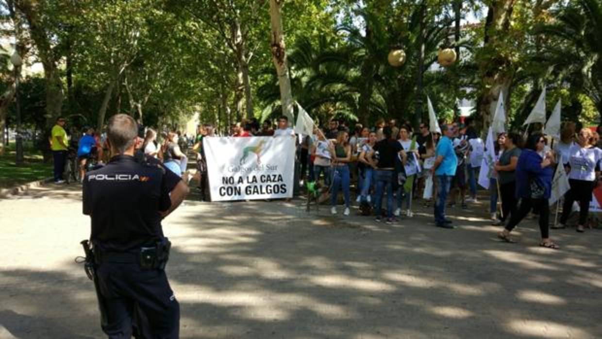 Animalistas durante la concentración de esta mañana en Colón