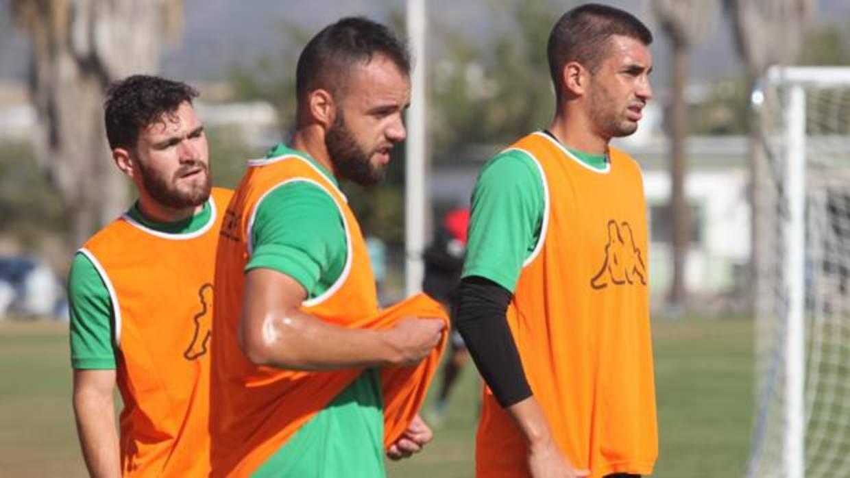 Edu Ramos, en el centro, junto a Javi Galán (izquierda) y Josema