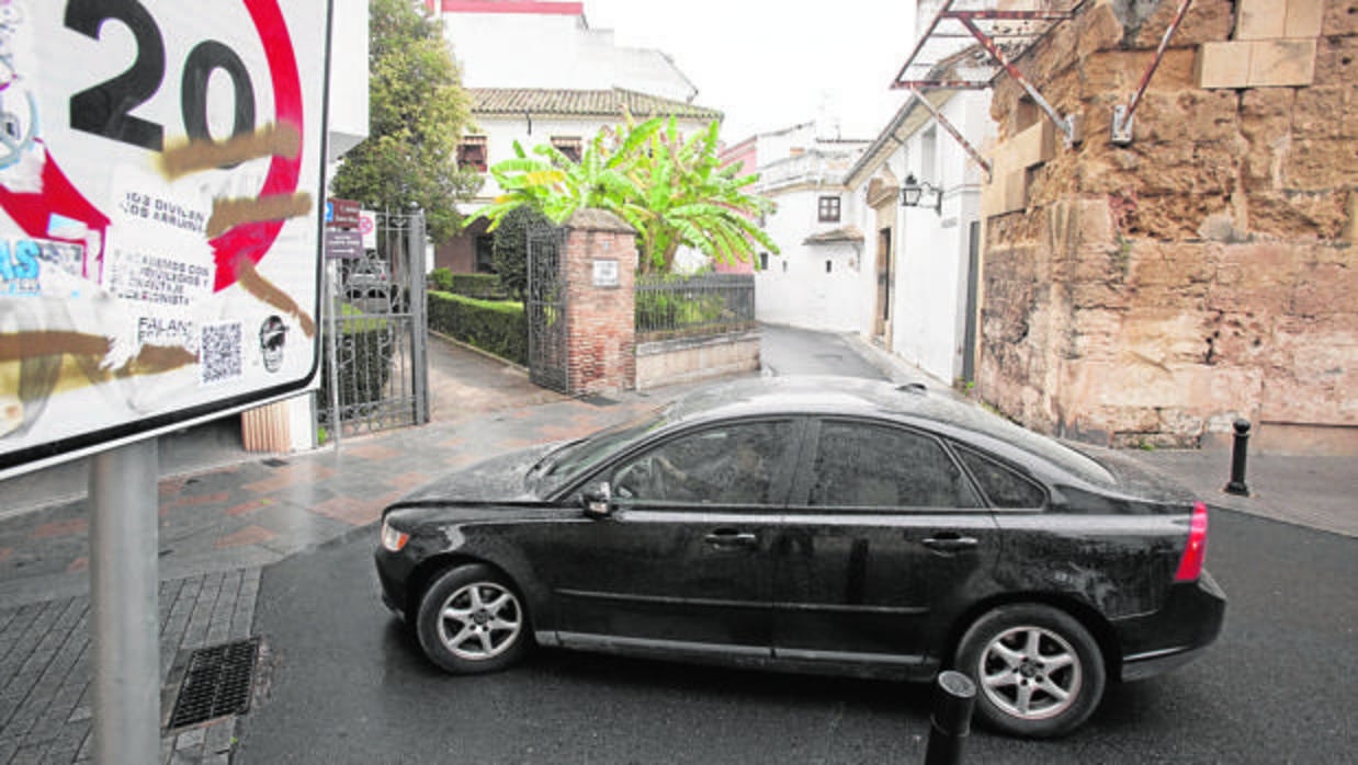 Un vehículo circula por la zona centro de Córdoba