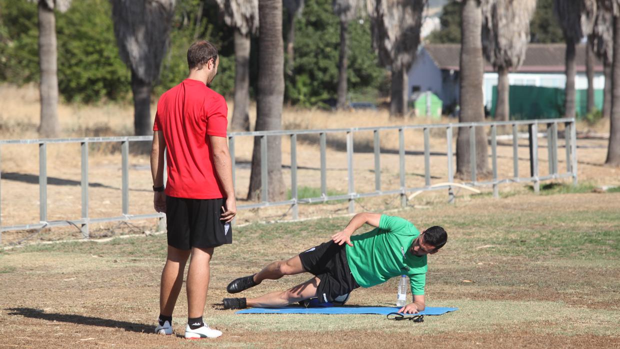 Alfaro realiza ejercicios de recuperación con Javier Poveda este miércoles en el entrenamiento