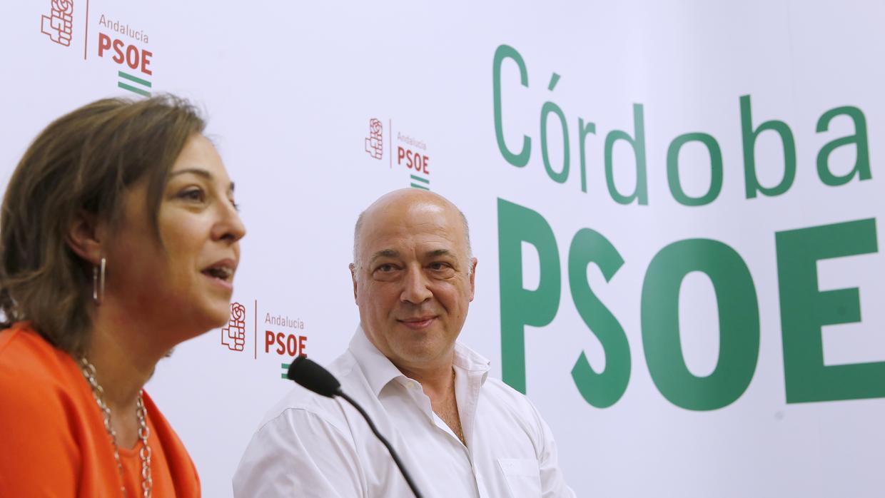 Antonio Ruiz, secretario provincial electo del PSOE, junto a Isabel Ambrosio