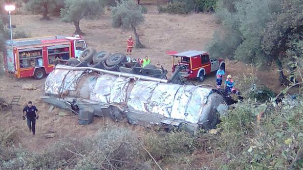 Muere el conductor de un camión tras caer por un barranco en Aracena (Huelva)