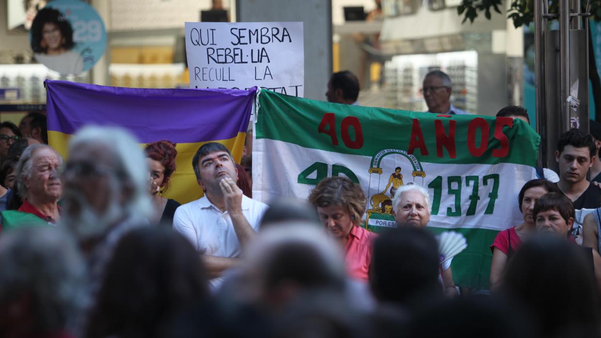 La concejal de IU Alba Doblas, de rosa, en la concentración del martes