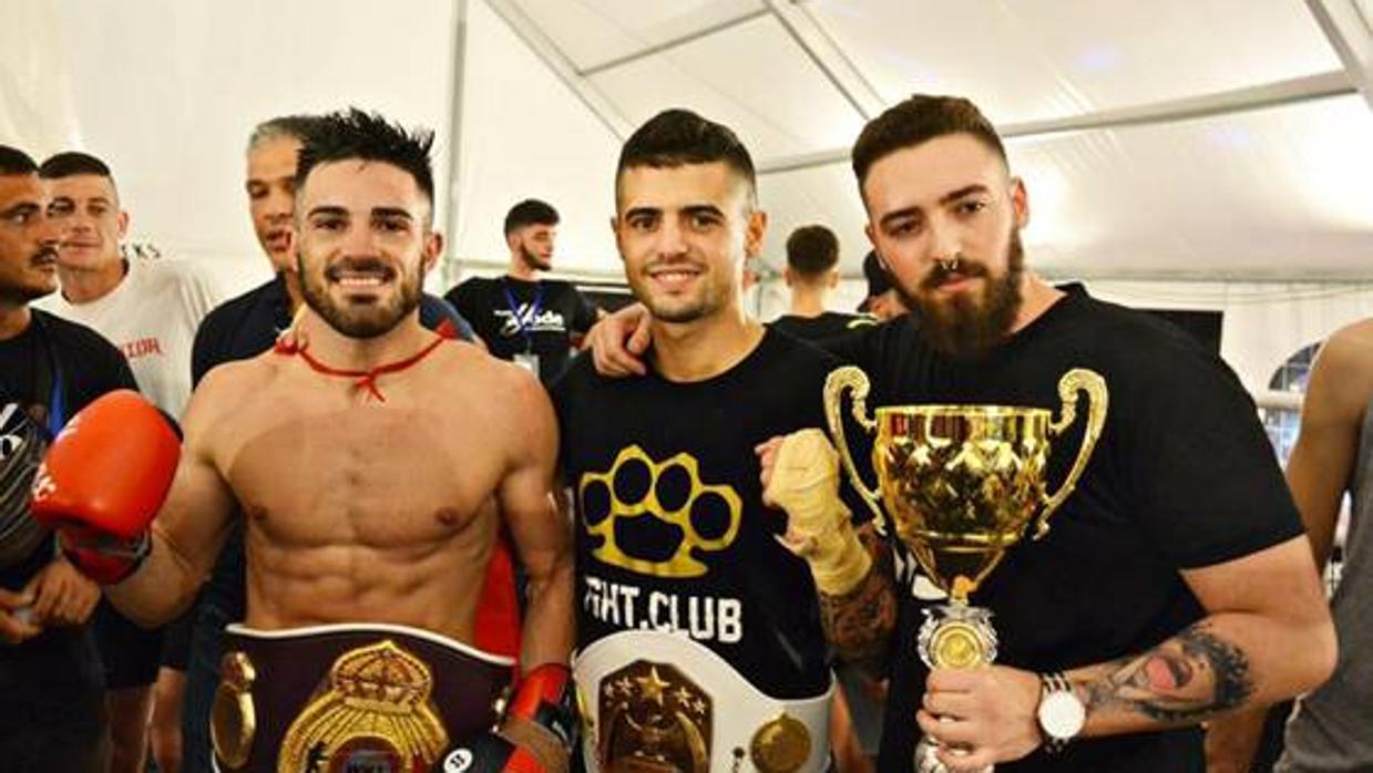 El cordobés Antonio Ponce, a la izquierda, con el cinturón de campeón del mundo Kick Boxing