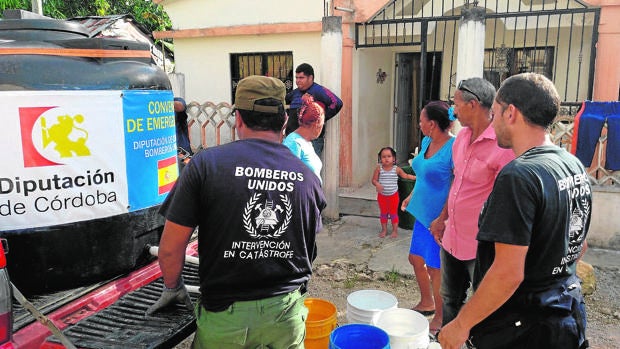 Los bomberos cordobeses que apagan en la República Dominicana los desatres del huracán María